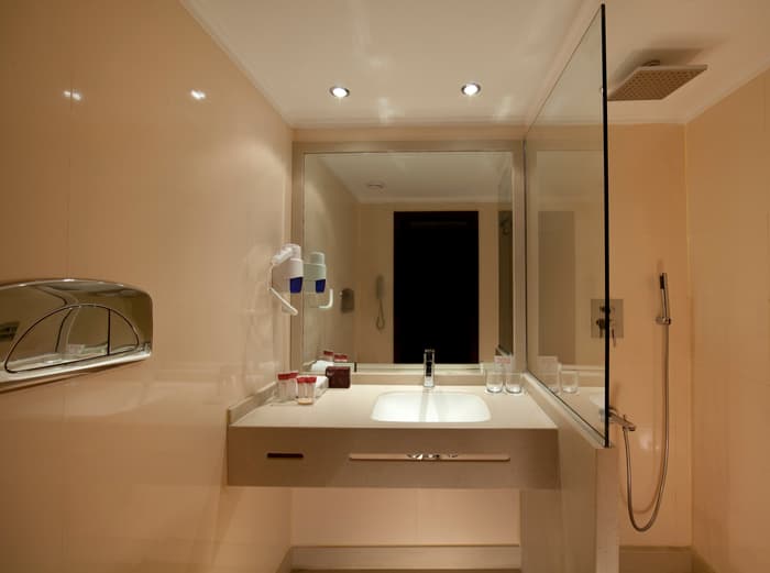 Steigenberger Legacy Accommodation Bathroom.jpg